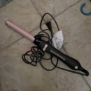 Beachwaver B1 curling wand  in midnight rose. Only used once.